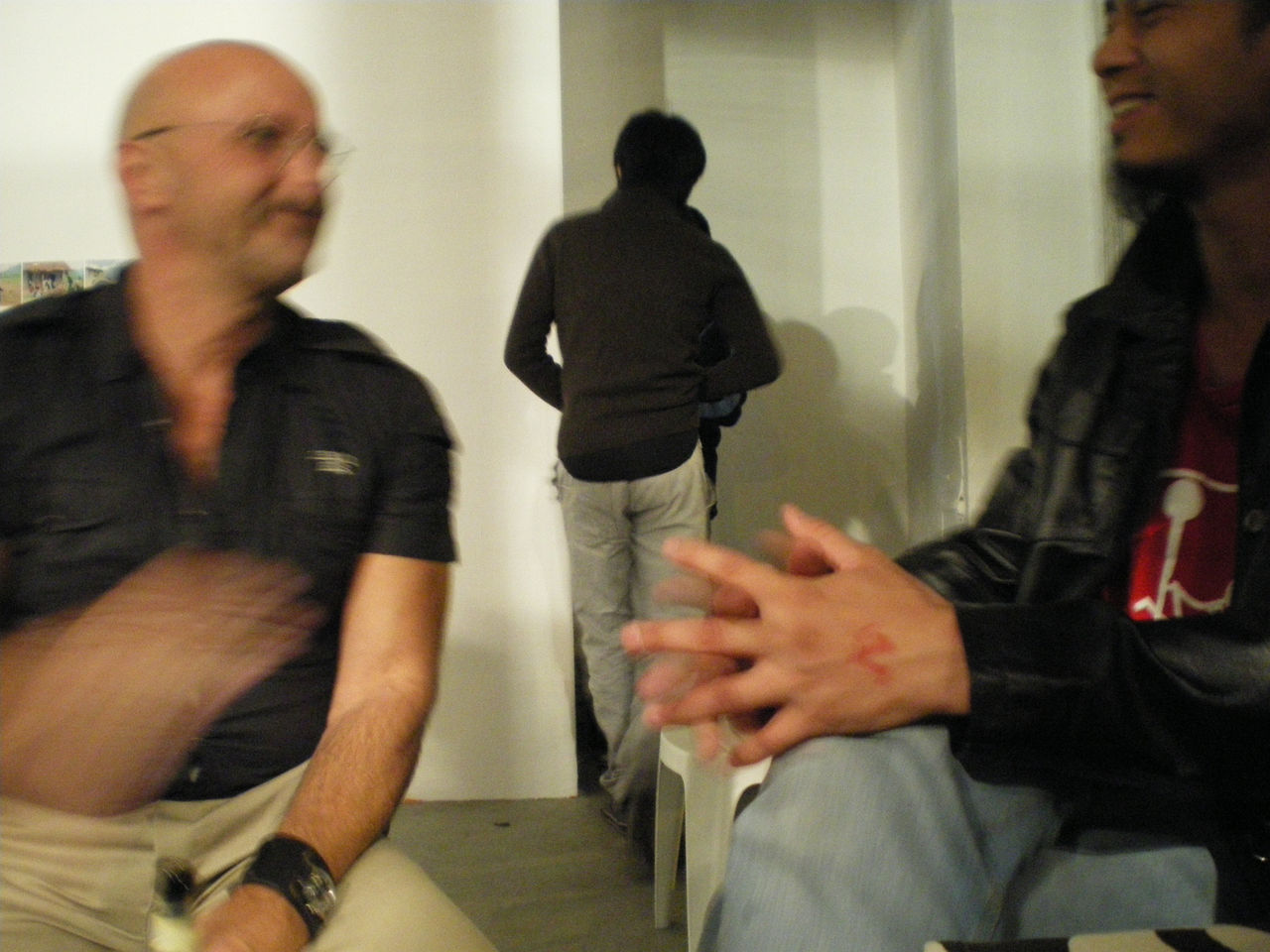 Photographic documentation of RYLLEGA Berlin (Nguyen Anh Tuan and a visitor at the Volksbühne Berlin, 19 September 2008)